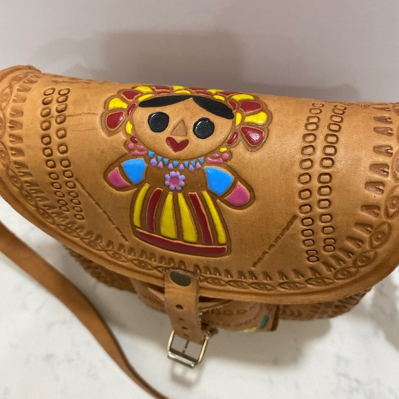 Tan Crossbody Bag with Sleek Design - Picture 4 of 12